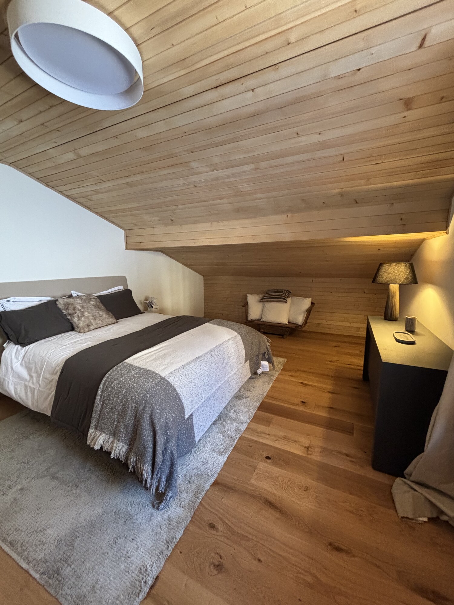 Chambre confortable aux tons bois clair