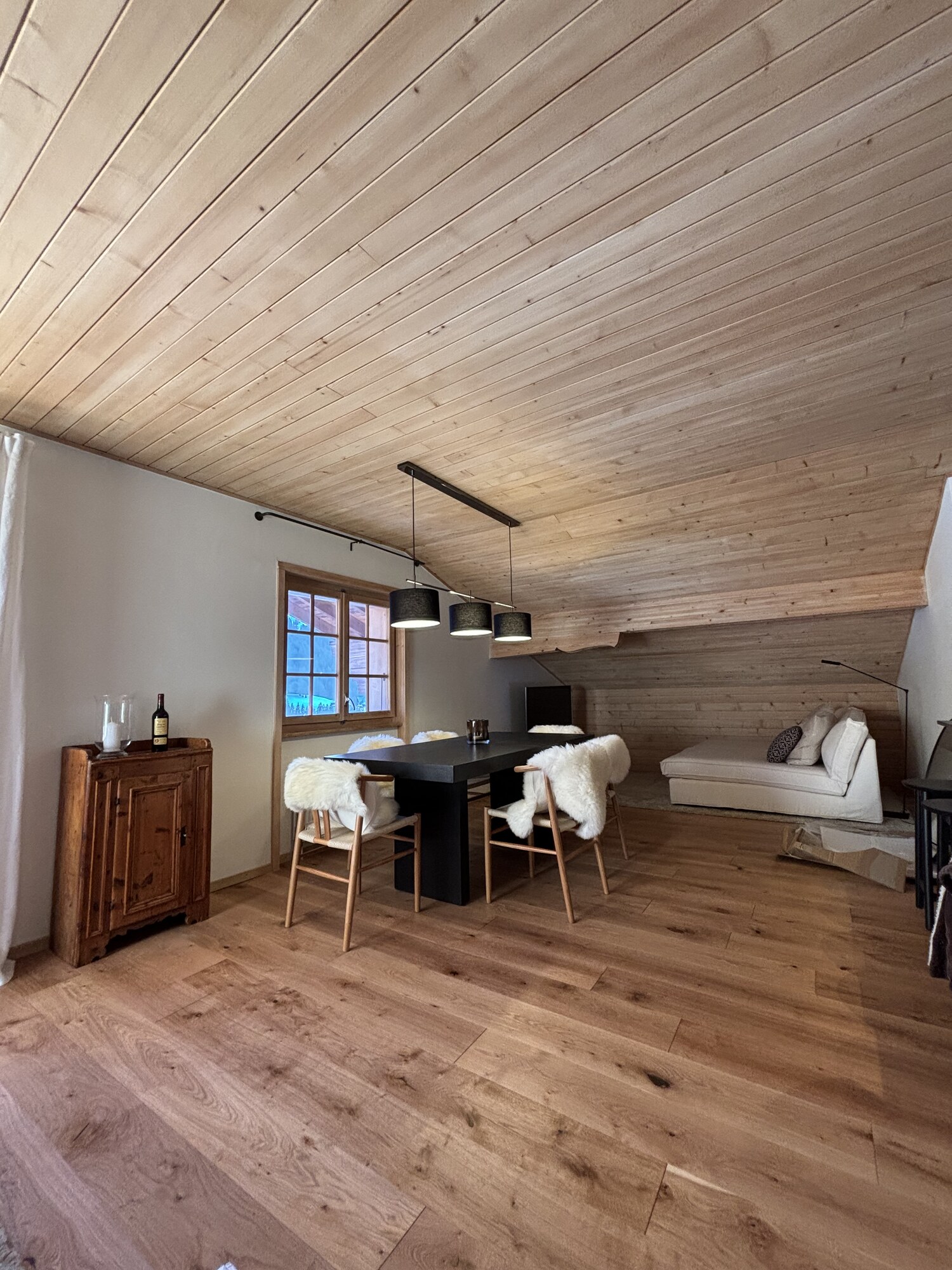 Salon TV avec mobilier en bois