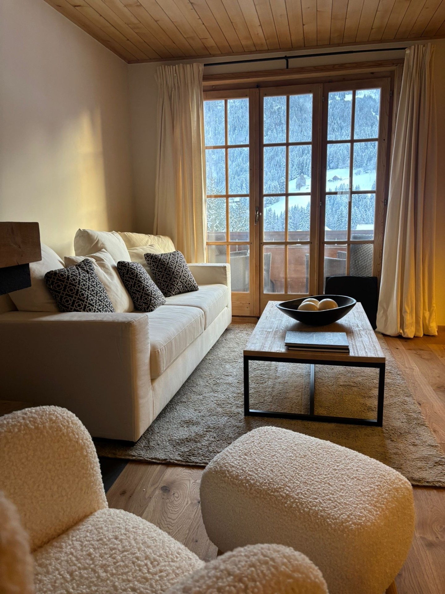 Salon lumineux avec vue panoramique sur les Alpes